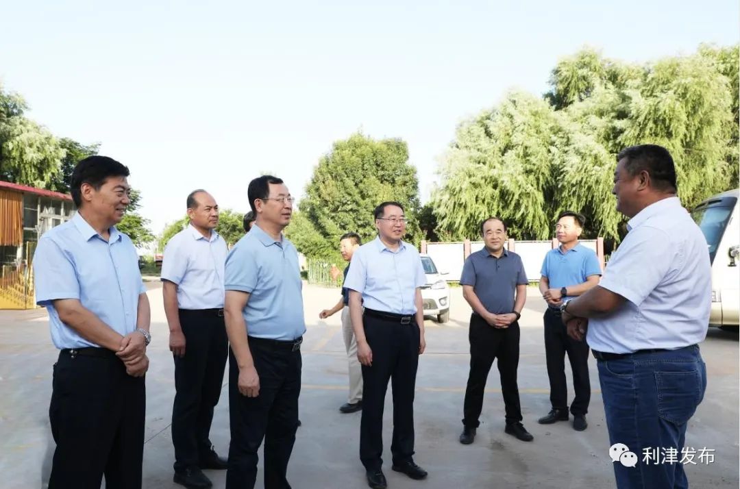 山東省農(nóng)業(yè)農(nóng)村廳一級巡視員王登啟到黃河口大米產(chǎn)業(yè)研究院實(shí)地調(diào)研(圖1)
