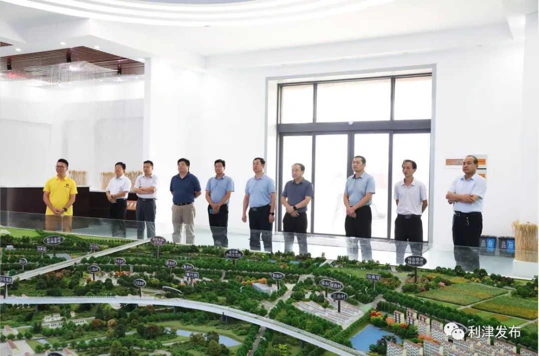 山東省農(nóng)業(yè)農(nóng)村廳一級巡視員王登啟到黃河口大米產(chǎn)業(yè)研究院實(shí)地調(diào)研(圖2)